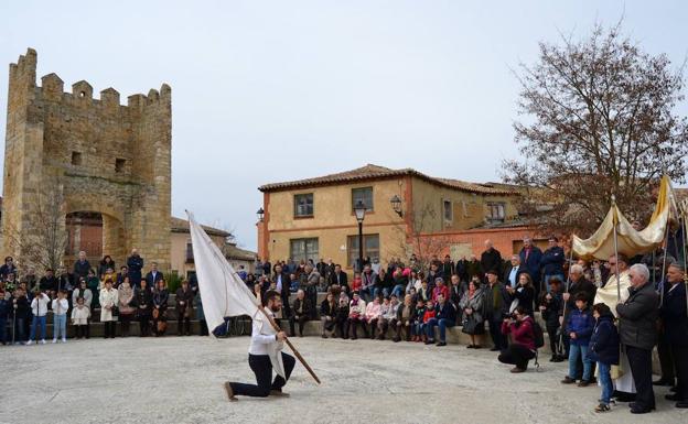 El Revoloteo del Estandarte celebra el Domingo de Resurrección en Astudillo