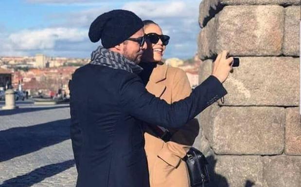 David Bisbal y Rosanna Zanetti se hacen un ‘selfie’ junto al Acueducto