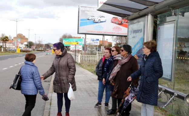 Vecinas de Las Contiendas piden al Ayuntamiento que la línea 5 vuelva a su ruta