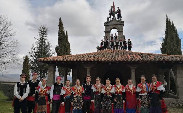 Una treintena de quintos protagonizan el Día del Pendón