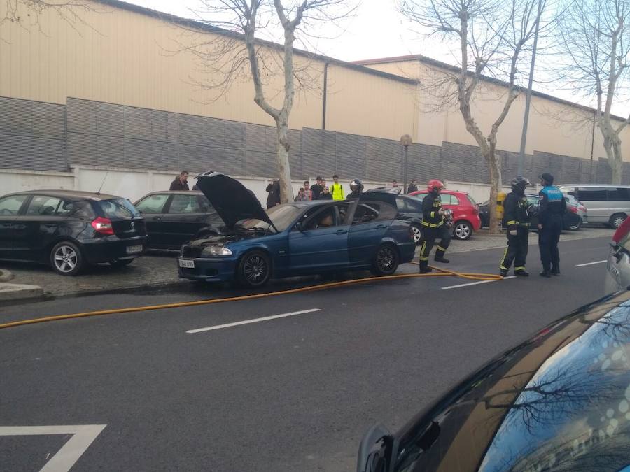 Susto al volante: arde su coche cuando circulaba por la avenida de la Constitución