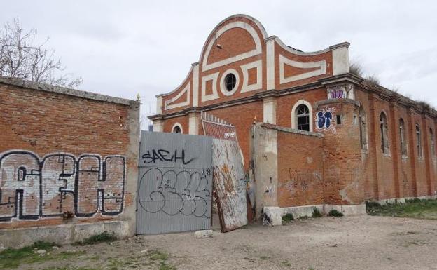Derriban el portón del cuartel Conde Ansúrez a las pocas horas de tapiarlo