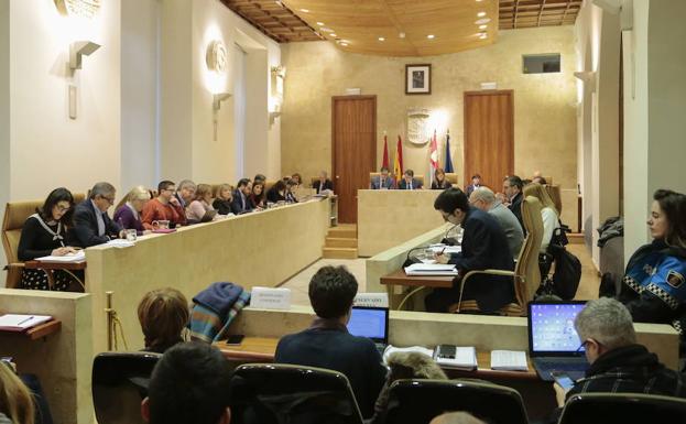 La oposición aísla al PP al pedir que los políticos no participen en la adjudicación de contratos