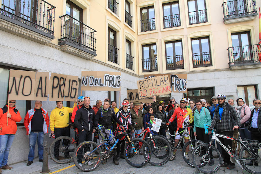 Los ciclistas en pie de guerra contra las restricciones en Guadarrama