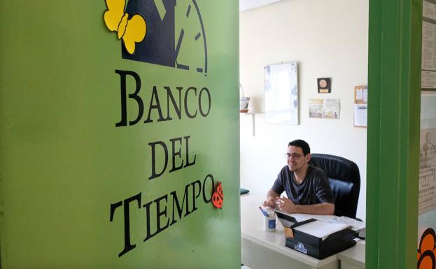 El Banco del Tiempo afianza el intercambio de servicios pese a la ligera caída de socios