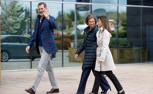 Los Reyes Felipe y Letizia y doña Sofía llegan juntos al hospital para ver a don Juan Carlos