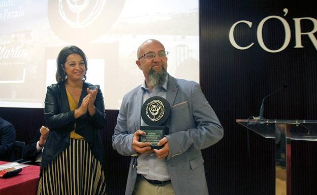 El periodista salmantino Javier Martín recoge el premio Julio Anguita Parrado