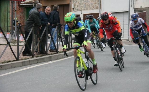 Eneko Aramendia vence en la Clásica de la Chuleta cuellarana