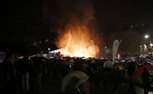 Las llamas devoran a los ninots de las Fallas salmantinas