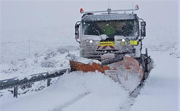 Medio centenar de carreteras de la provincia de Ávila afectadas por la nieve