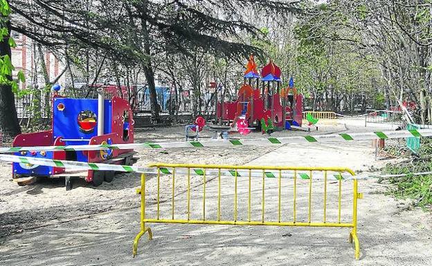 El riesgo de nuevas caídas de ramas obliga a cerrar el parque infantil del Campo Grande