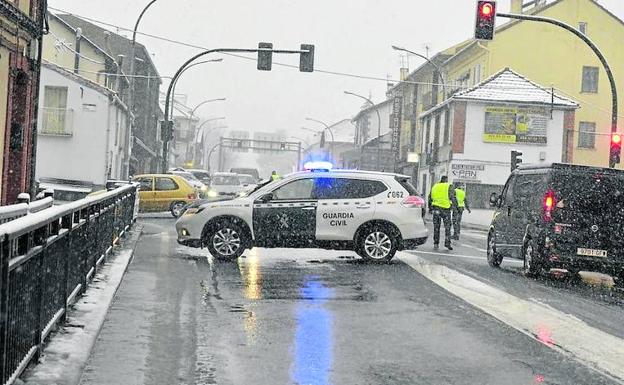 La nieve de la primavera causa cortes de tráfico y embolsamientos de camiones