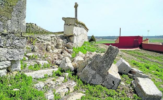 Velliza lanza un SOS para frenar el deterioro de la iglesia y de la ermita