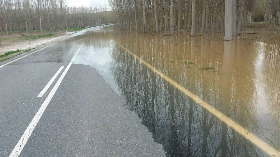 Las crecidas cortan la carretera de Carbonero de Ahusín a la CL-605