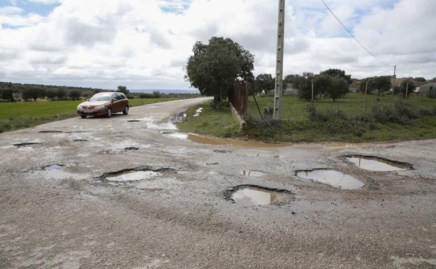 Los usuarios de Los Montalvos denuncian el estado de los accesos