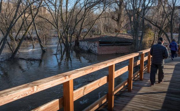 Rescatada una mujer que se lanzó al río Adaja tras el aviso de su hijo