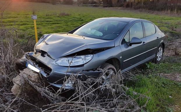 Un conductor se da a la fuga tras provocar dos colisiones, salirse de la vía y chocar contra una piedra