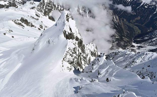 Un borracho asciende una montaña en los Alpes pensando que iba a su hotel