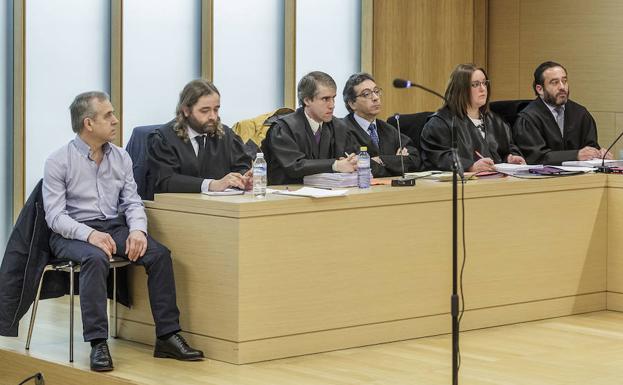 El abogado niega «ánimo de matar» y alega que el acusado de asesinar a Benita Núñez «solo se defendió»
