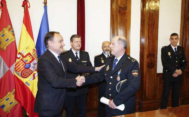 Dos agentes de la Policía Nacional ingresan en la Orden del Mérito Civil