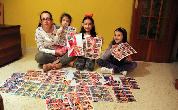 Una madre inventa para sus hijas un álbum de cromos de la Liga femenina española de fútbol