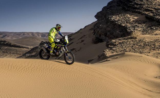 Santolino se mantiene en el 'top ten' en el Merzouga a la espera de su primera noche en el desierto