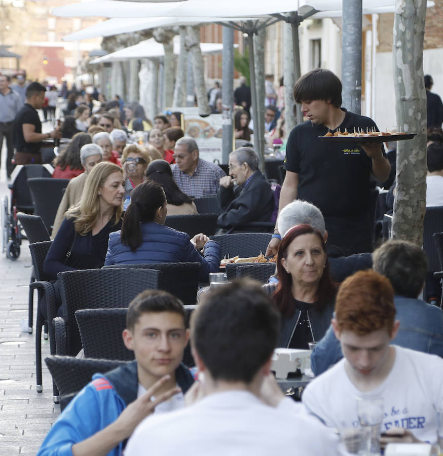 El buen tiempo anima a los palentinos a disfrutar de las terrazas