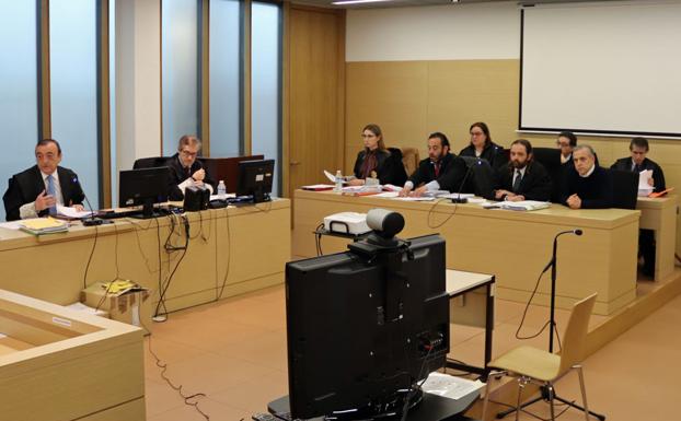 Los hijos describen al padre como manipulador y controlador y afirman que Benita Núñez le tenía miedo