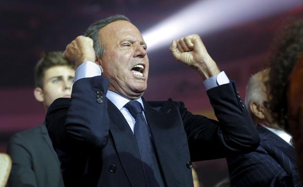 «Julio Iglesias tenía algo de miedo a Isabel Preysler», comenta César Lucas, fotógrafo del cantante