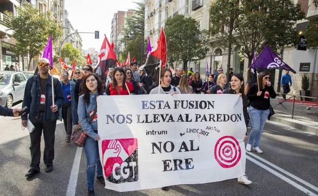 Más de 100 trabajadores de Lindorff protestan contra el ERE en Valladolid