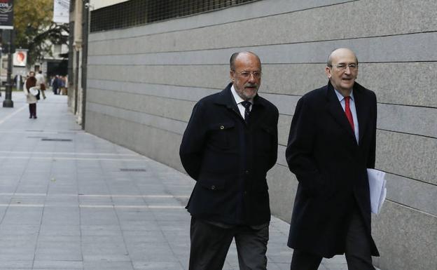 Piden aplazar el juicio de la 'comfort letter' contra León de la Riva por enfermedad de su abogado