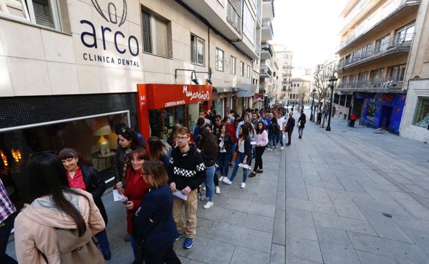 Cientos de personas concurren al cásting de una nueva película