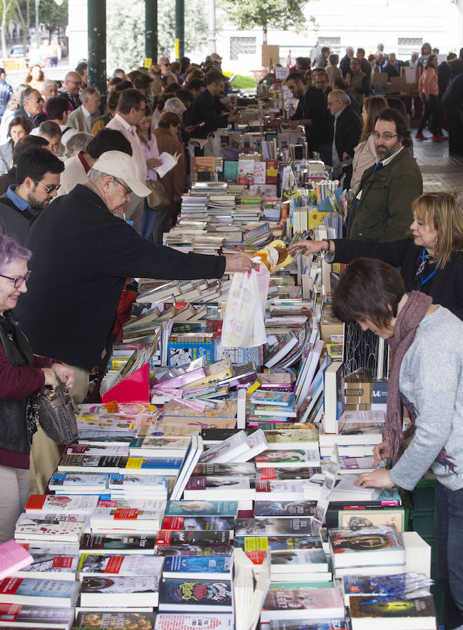 Día del Libro en la Plaza España de Valladolid