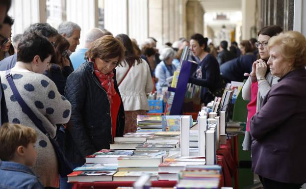 Las librerías de Palencia salen a la calle en una animada jornada de ventas