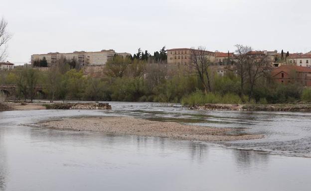 La pesquera cumple su primer mes rota y 2.200 vecinos reclaman la limpieza del río