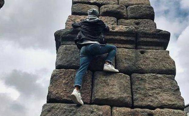 La Policía investiga a un hombre que trepó al Acueducto de Segovia y lo subió a las redes