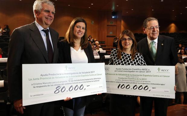 La Asociación contra en Cáncer de Valladolid entrega dos becas de investigación por 180.000 euros
