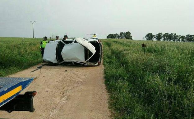 Muere un menor de 14 años al volcar el coche que conducía otro adolescente en Badajoz