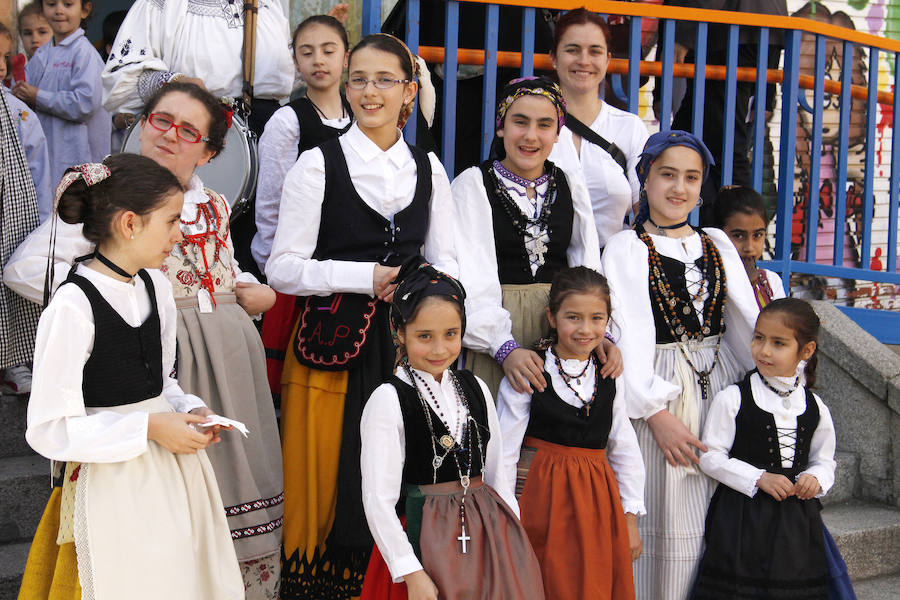 Libros y danzas en el colegio Tello Téllez