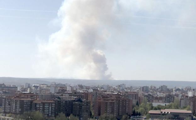 Un ejercicio militar termina en un incendio que hace intervenir a la UME en el campo de tiro del Ferral del Bernesga