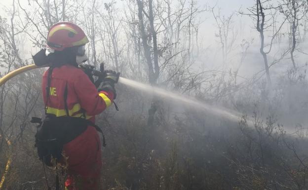 El incendio en el campo de tiro del Ferral se reactiva y obliga a intervenir a la UME
