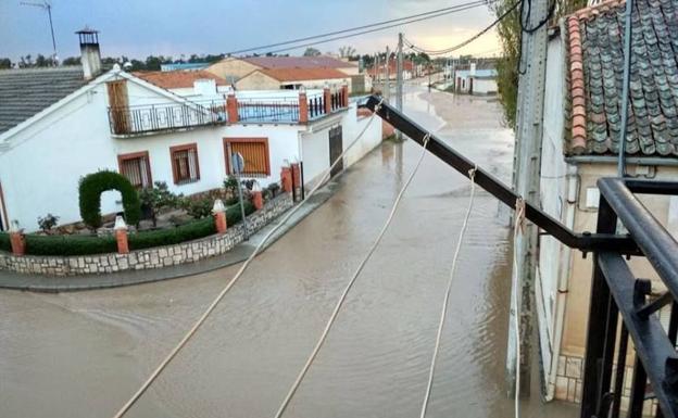 Una intensa tormenta inunda las calles de Mozoncillo y amenaza con colarse en las viviendas