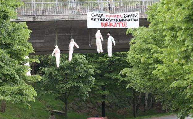 Cuelgan cinco muñecos en Bilbao y Getxo con las caras de 'La Manada'