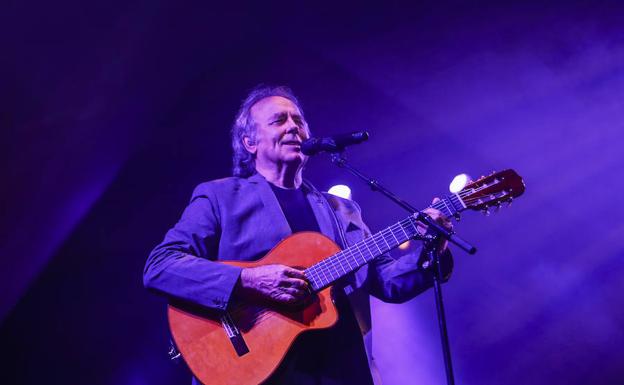 Serrat encandila a un público entregado en el Multiusos