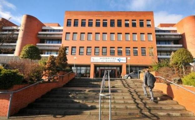 Un joven de 16 años ingresado en el Hospital del Bierzo al recoger un balón de las vías del tren