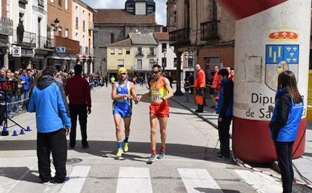 Pablo Rodríguez e Isabel Almaraz ganan la XXVI Carrera Popular Peñarandina 'Hijos, Padres y Abuelos'