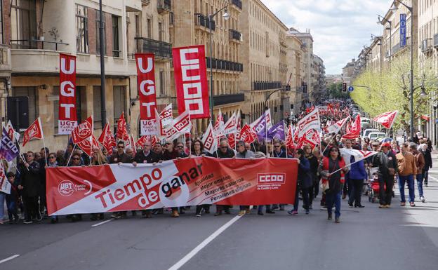 Más de 3.000 personas toman la calle por el 1º de Mayo en Salamanca