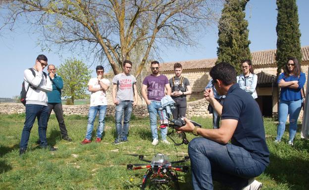 Alumnos de La Merced, a la caza de la ermita de Gallegos en 3D