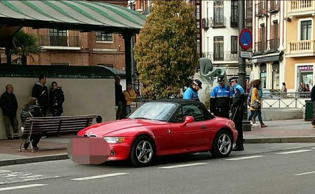 Sorprenden a una mujer de 87 años y a su hija en su BMW con ropa y cosméticos robados