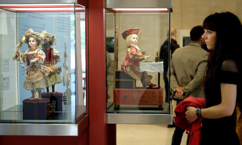 Las criselefantinas de la Casa Lis bailan en las Cortes